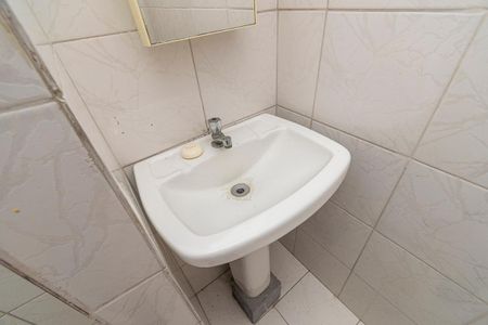 Casa à venda com 560m², 5 quartos e 6 vagasCasa fundos - Banheiro da Suíte
