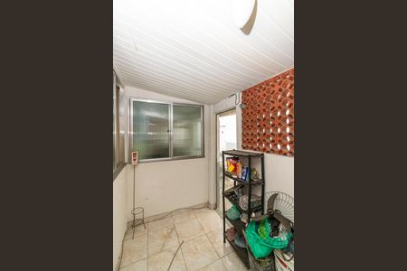Casa à venda com 560m², 5 quartos e 6 vagasCasa fundos - Área de serviço