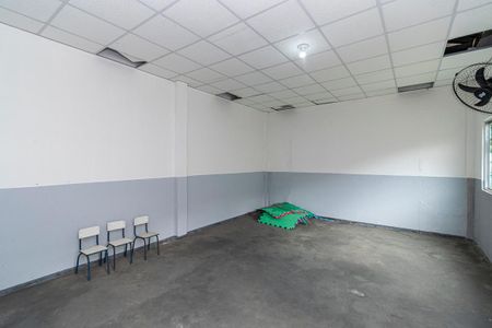 Casa à venda com 560m², 5 quartos e 6 vagasFundos - Salão extra reversível