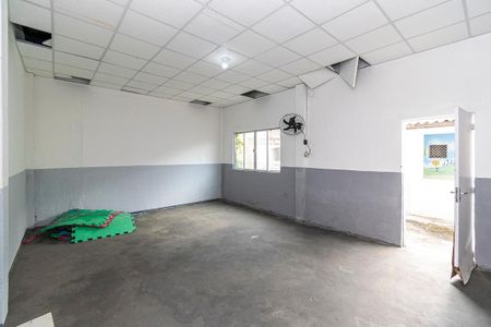 Casa à venda com 560m², 5 quartos e 6 vagasFundos - Salão extra reversível
