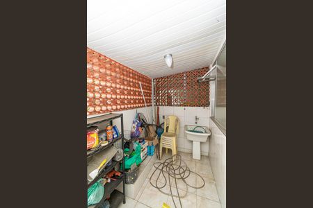 Casa à venda com 560m², 5 quartos e 6 vagasCasa fundos - Área de serviço