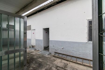 Casa à venda com 560m², 5 quartos e 6 vagasCasa fundos - Vista da área de serviço