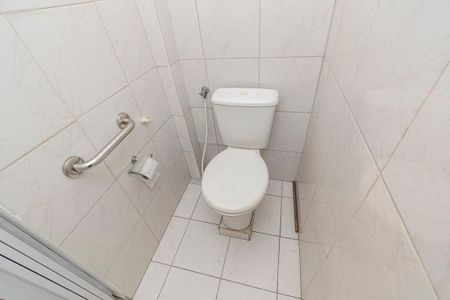 Casa à venda com 560m², 5 quartos e 6 vagasCasa fundos - Banheiro da Suíte