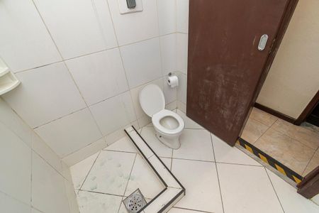 Casa à venda com 560m², 5 quartos e 6 vagasCasa frente - Banheiro