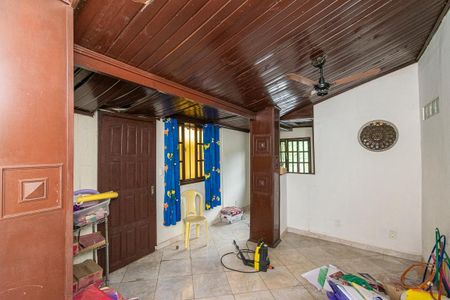 Casa à venda com 560m², 5 quartos e 6 vagasCasa frente - Quarto 2