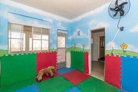 Casa à venda com 560m², 5 quartos e 6 vagasCasa fundos - Sala