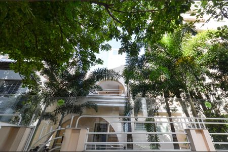 Apartamento à venda com 125m², 2 quartos e 2 vagas Apartamento à venda com 125m², 2 quartos e 2 vagasFachada