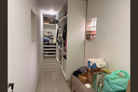 Casa de condomínio à venda com 420m², 3 quartos e 4 vagasCloset