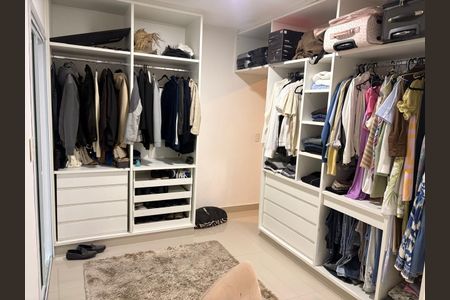 Casa de condomínio à venda com 420m², 3 quartos e 4 vagasCloset