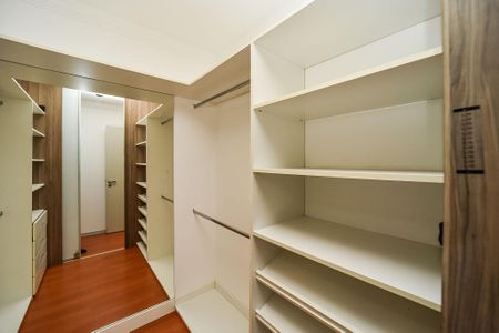Apartamento à venda com 65m², 2 quartos e 2 vagas Apartamento à venda com 65m², 2 quartos e 2 vagasCloset da Suíte 1