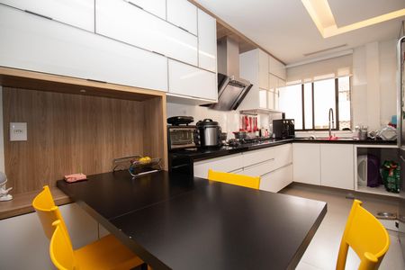 Apartamento para alugar com 145m², 3 quartos e 2 vagas Apartamento para alugar com 145m², 3 quartos e 2 vagasCozinha e Área de Serviço