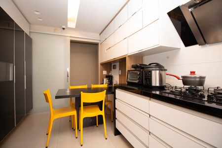 Apartamento para alugar com 145m², 3 quartos e 2 vagas Apartamento para alugar com 145m², 3 quartos e 2 vagasCozinha e Área de Serviço