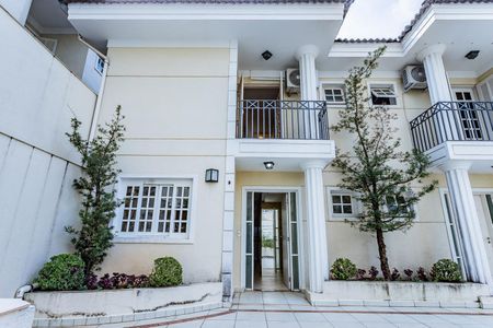 Casa de condomínio à venda com 230m², 3 quartos e 4 vagas Casa de condomínio à venda com 230m², 3 quartos e 4 vagasFachada