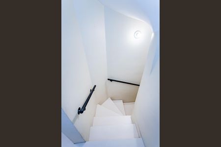 Casa de condomínio à venda com 230m², 3 quartos e 4 vagas Casa de condomínio à venda com 230m², 3 quartos e 4 vagasEscada