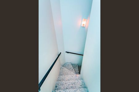 Casa de condomínio à venda com 230m², 3 quartos e 4 vagas Casa de condomínio à venda com 230m², 3 quartos e 4 vagasEscada