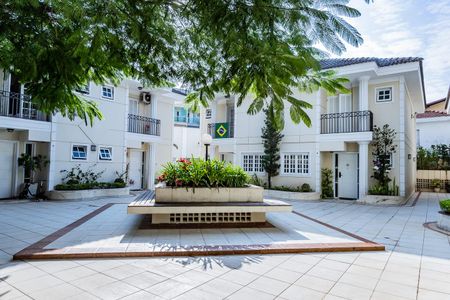 Casa de condomínio à venda com 230m², 3 quartos e 4 vagas Casa de condomínio à venda com 230m², 3 quartos e 4 vagasÁrea comum