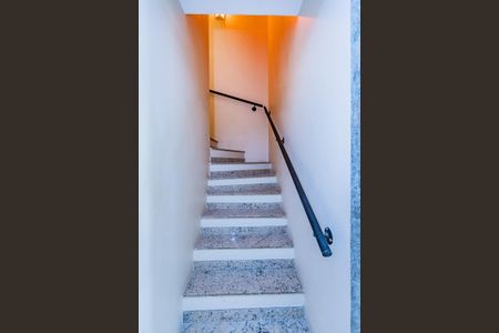 Casa de condomínio à venda com 230m², 3 quartos e 4 vagas Casa de condomínio à venda com 230m², 3 quartos e 4 vagasEscada