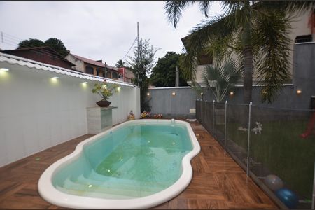 Casa à venda com 167m², 3 quartos e 2 vagasPiscina