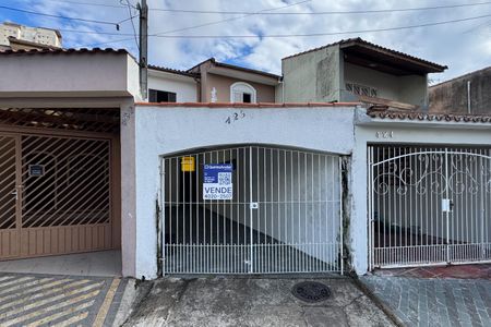 Casa à venda com 114m², 2 quartos e 2 vagas Casa à venda com 114m², 2 quartos e 2 vagasFachada