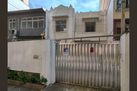 Casa à venda com 453m², 8 quartos e 1 vaga Casa à venda com 453m², 8 quartos e 1 vagaFachada