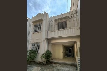Casa à venda com 453m², 8 quartos e 1 vaga Casa à venda com 453m², 8 quartos e 1 vagaFachada