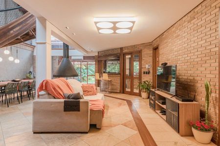 Casa para alugar com 375m², 4 quartos e 4 vagas