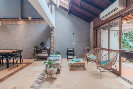Casa para alugar com 375m², 4 quartos e 4 vagas