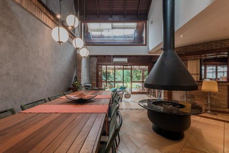 Casa para alugar com 375m², 4 quartos e 4 vagas