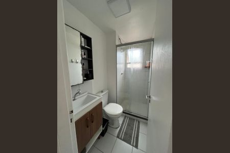 Banheiro de apartamento à venda com 2 quartos, 45m² em Mário Quintana, Porto Alegre