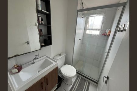 Banheiro de apartamento à venda com 2 quartos, 45m² em Mário Quintana, Porto Alegre