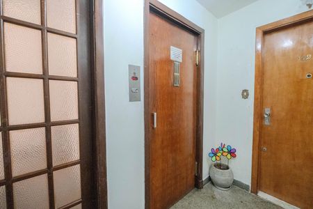 Apartamento à venda com 96m², 3 quartos e sem vaga Apartamento à venda com 96m², 3 quartos e sem vagahall do elevador