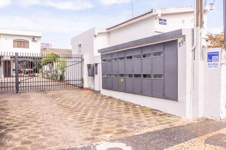 Casa de condomínio para alugar com 100m², 2 quartos e 2 vagas Casa de condomínio para alugar com 100m², 2 quartos e 2 vagasFachada do condominio com placa do Quinto andar