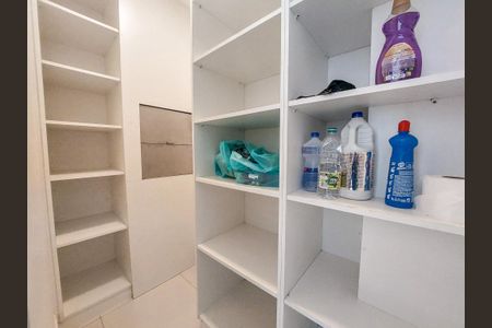 Casa de condomínio para alugar com 431m², 4 quartos e 4 vagasDespensa