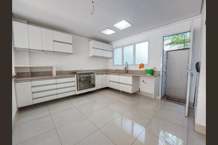 Casa de condomínio para alugar com 431m², 4 quartos e 4 vagasCozinha