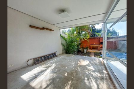 Casa de condomínio para alugar com 431m², 4 quartos e 4 vagasQuintal