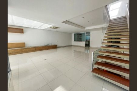 Sala de casa de condomínio para alugar com 4 quartos, 431m² em Campo Belo, São Paulo