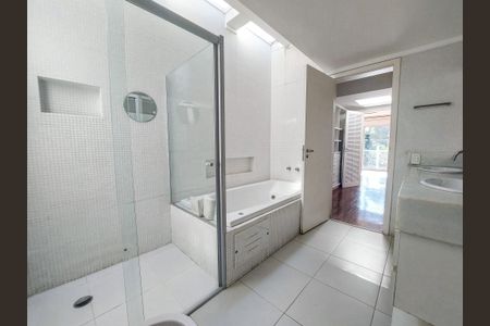 Casa de condomínio para alugar com 431m², 4 quartos e 4 vagasBanheiro da Suíte 3