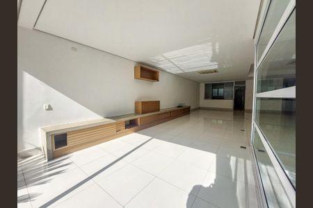 Casa de condomínio para alugar com 431m², 4 quartos e 4 vagasSala