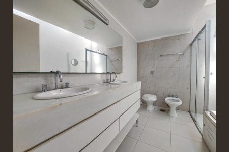 Casa de condomínio para alugar com 431m², 4 quartos e 4 vagasBanheiro da Suíte 3