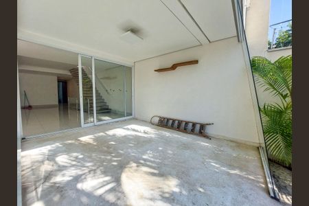 Casa de condomínio para alugar com 431m², 4 quartos e 4 vagasQuintal