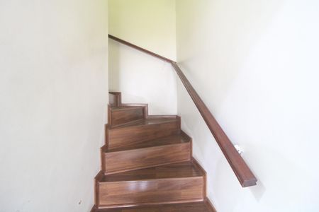 Escada de casa para alugar com 4 quartos, 200m² em Jardim Ipanema (zona Sul), São Paulo
