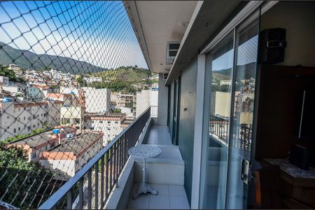 Apartamento à venda com 103m², 2 quartos e 1 vaga Apartamento à venda com 103m², 2 quartos e 1 vagaSala
