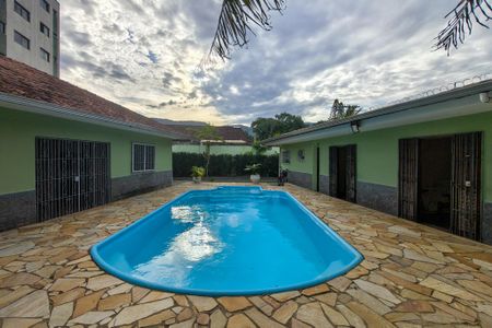 Casa para alugar com 300m², 4 quartos e 4 vagas Casa para alugar com 300m², 4 quartos e 4 vagasÁrea comum - Piscina