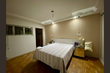Casa à venda com 295m², 5 quartos e 4 vagas Casa à venda com 295m², 5 quartos e 4 vagasQuarto 2 - Casa 2