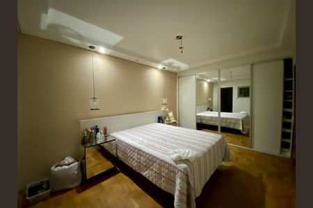 Casa à venda com 295m², 5 quartos e 4 vagas Casa à venda com 295m², 5 quartos e 4 vagasQuarto 2 - Casa 2