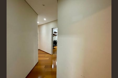 Casa à venda com 295m², 5 quartos e 4 vagas Casa à venda com 295m², 5 quartos e 4 vagasCorredor - casa 1