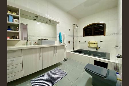 Casa à venda com 295m², 5 quartos e 4 vagas Casa à venda com 295m², 5 quartos e 4 vagasBanheiro 1 - Casa 1