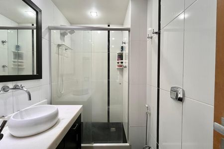 Apartamento à venda com 94m², 2 quartos e 1 vaga Apartamento à venda com 94m², 2 quartos e 1 vagaBanheiro da Suíte