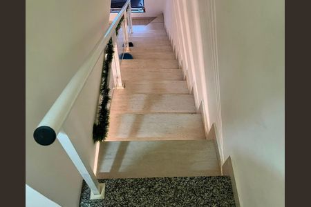 Casa à venda com 100m², 2 quartos e 1 vaga Casa à venda com 100m², 2 quartos e 1 vagaCorredor