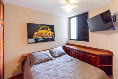 Quarto com cama, TV e pintura de carro amarelo. de apartamento à venda com 1 quarto, 40m² em Moema, São Paulo